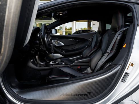 Used 2022 McLaren GT image 16