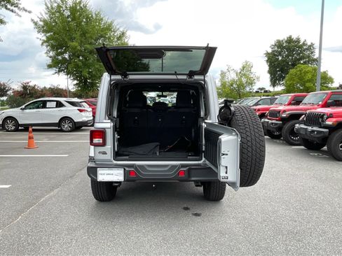 Used 2023 Jeep Wrangler Unlimited Sahara AWD/4WD image 29