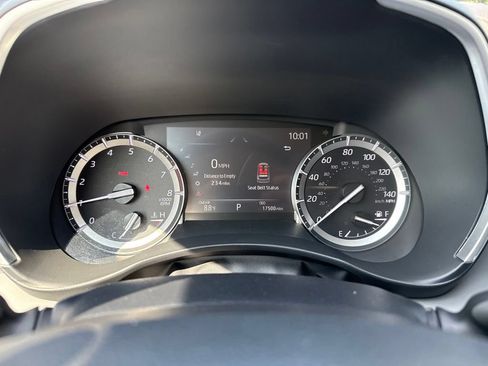 Used 2022 Toyota Highlander XLE AWD/4WD image 19