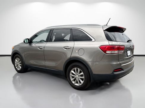 Used 2017 Kia Sorento FWD image 5