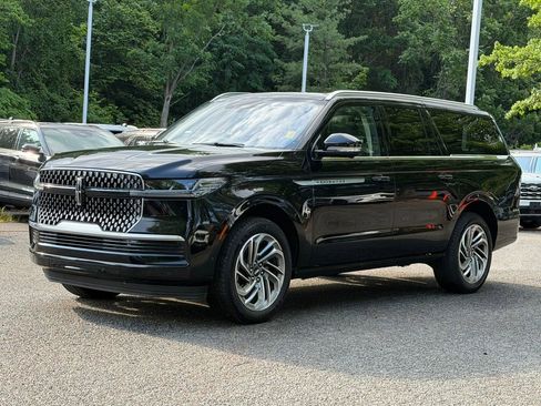 Used 2025 Lincoln Navigator L Reserve AWD/4WD image 3