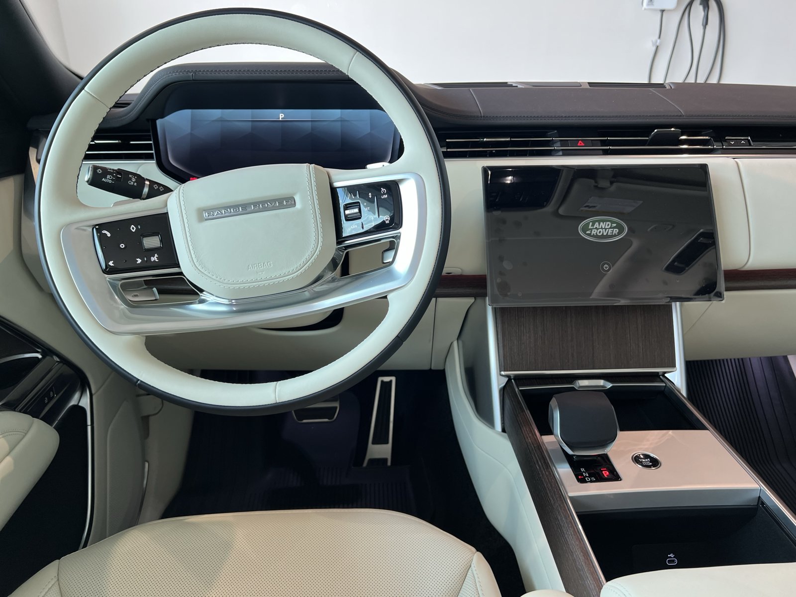 New 2026 Land Rover Range Rover Long Wheelbase SE AWD/4WD image 4