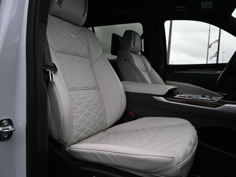 Used 2026 Cadillac Escalade ESV Platinum Sport w/ LPO, ONYX Package AWD/4WD image 35