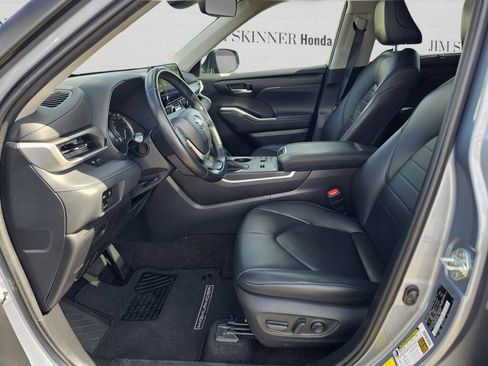 Used 2023 Toyota Highlander XLE FWD image 16