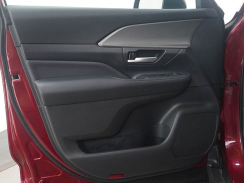Used 2025 Toyota Grand Highlander AWD image 22