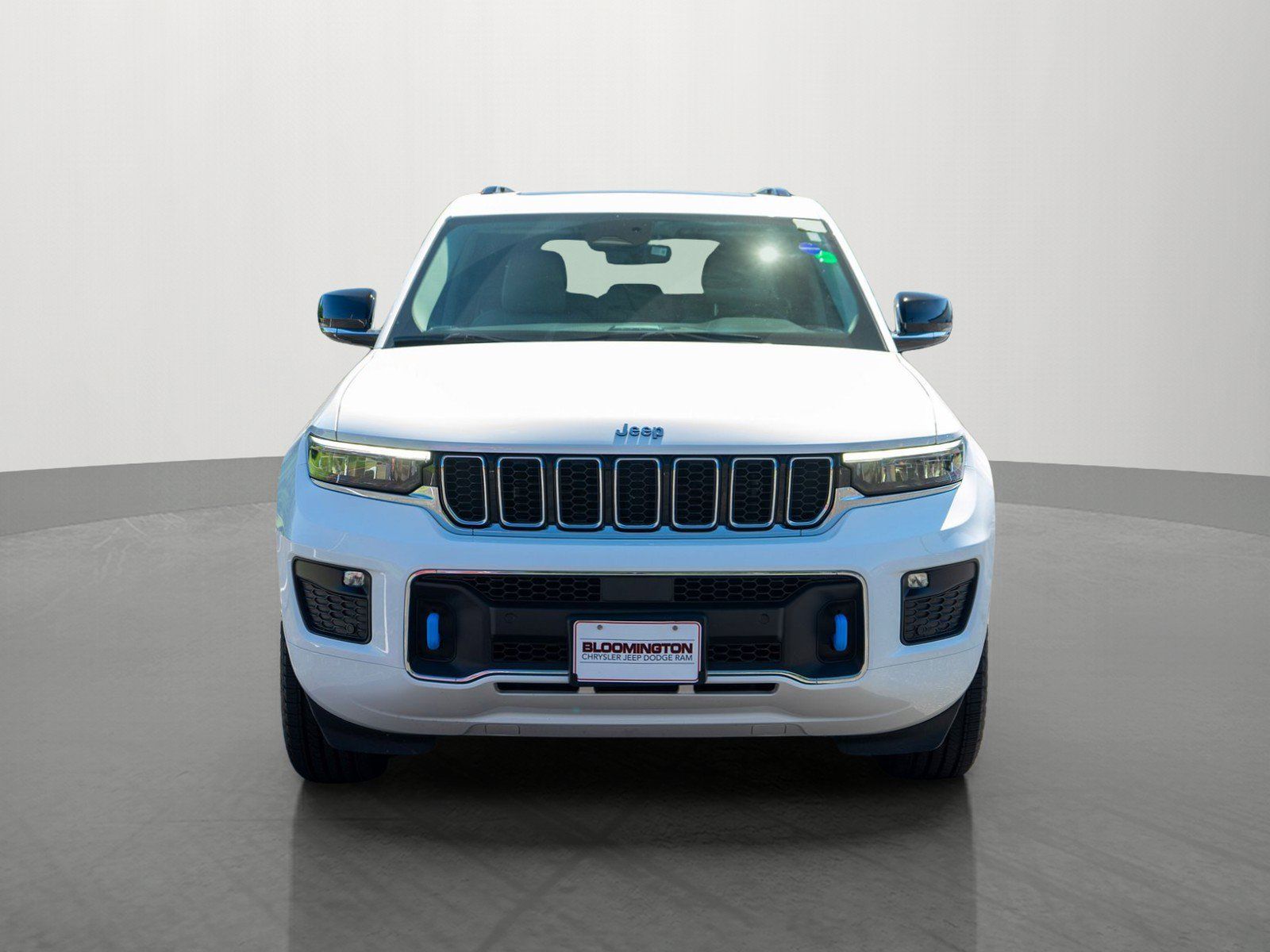 Used 2022 Jeep Grand Cherokee Overland w/ Luxury Tech Group IV AWD/4WD image 2