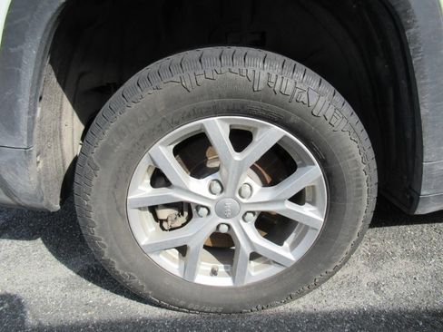 Used 2023 Jeep Grand Cherokee L Limited AWD/4WD image 5