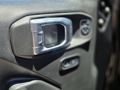 Used 2021 Jeep Wrangler Unlimited Rubicon AWD/4WD image 31