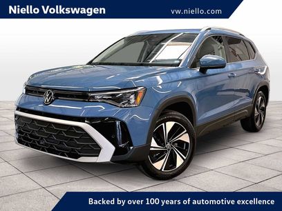 Used 2025 Volkswagen Taos SE w/ Panoramic Sunroof Package