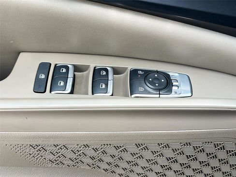 Used 2025 Kia Carnival FWD image 18