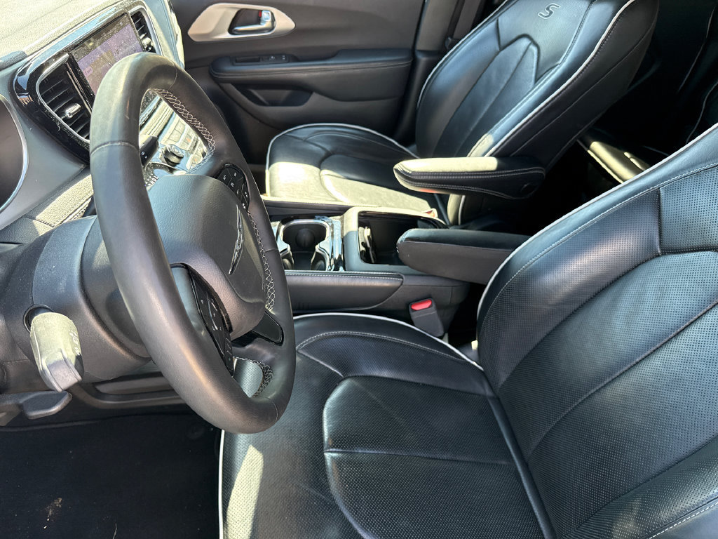 Used 2025 Chrysler Pacifica Limited FWD image 18