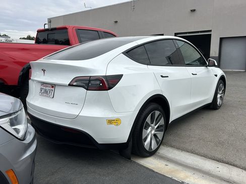 Used 2022 Tesla Model Y Long Range AWD/4WD image 5