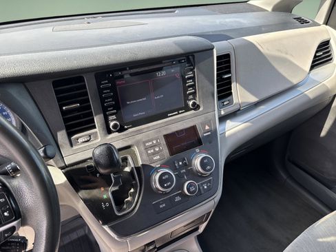 Used 2019 Toyota Sienna LE w/ Outdoor Package image 13