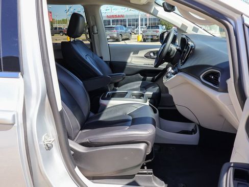 Used 2024 Chrysler Pacifica Touring-L image 8