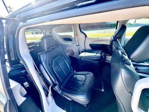 Used 2019 Chrysler Pacifica Touring-L FWD image 12