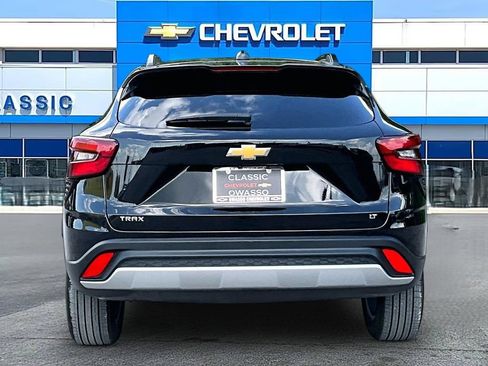 Used 2025 Chevrolet Trax LT w/ LT Convenience Package FWD image 4