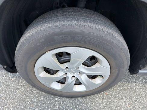 Used 2019 Toyota RAV4 LE FWD image 11