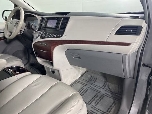 Used 2013 Toyota Sienna XLE image 34