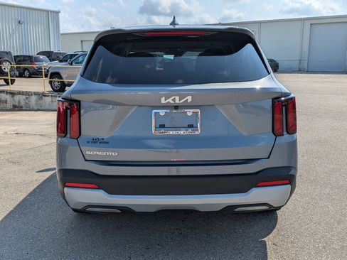 Certified 2025 Kia Sorento LX FWD image 5