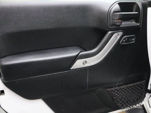 Used 2018 Jeep Wrangler Unlimited Sahara w/ Connectivity Group image 15