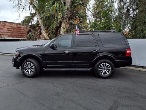 Used 2017 Ford Expedition XLT RWD image 3