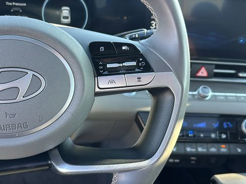 Used 2025 Hyundai Elantra SEL image 18