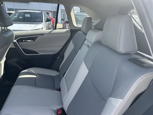 Used 2022 Toyota RAV4 XLE Premium image 24