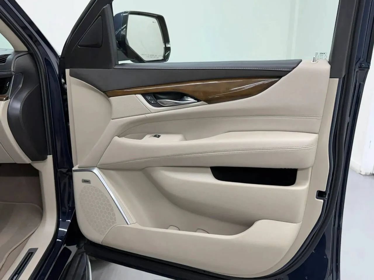 Used 2019 Cadillac Escalade Luxury RWD image 25