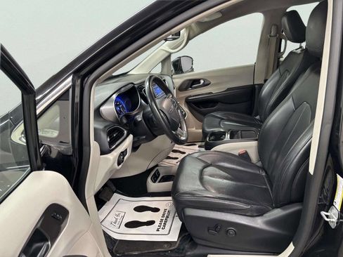 Used 2020 Chrysler Pacifica Touring-L FWD image 12