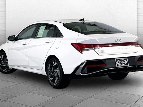 Used 2025 Hyundai Elantra SEL FWD image 11
