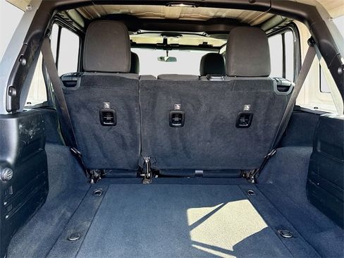Used 2018 Jeep Wrangler Unlimited Sahara image 28