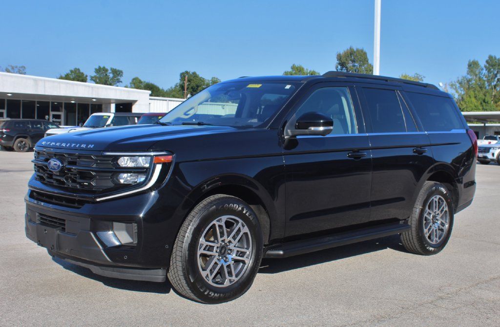 Used 2025 Ford Expedition Active RWD image 3