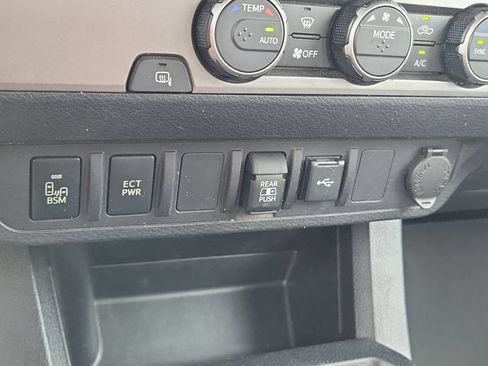Used 2022 Toyota Tacoma SR5 w/ Technology Package RWD image 31