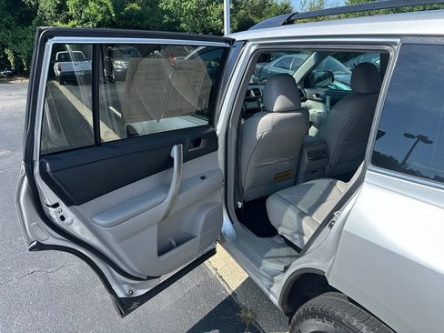 Used 2013 Toyota Highlander SE FWD image 12