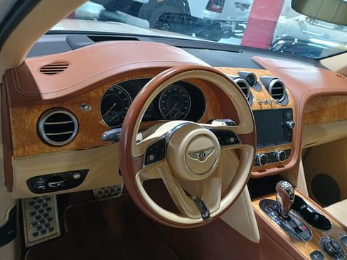 Used 2019 Bentley Bentayga AWD/4WD image 20