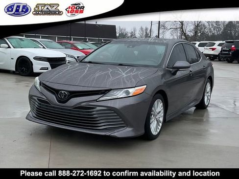 Used 2018 Toyota Camry XLE image 3
