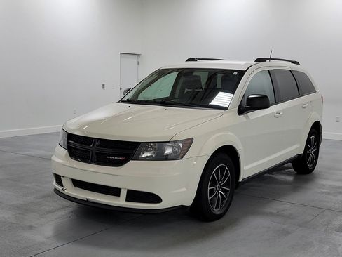 Used 2018 Dodge Journey SE w/ Connectivity Group FWD image 4