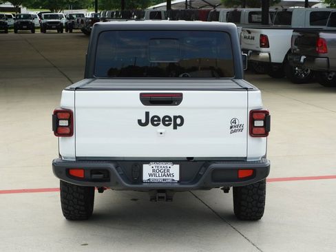 Used 2025 Jeep Gladiator Sport AWD/4WD image 4