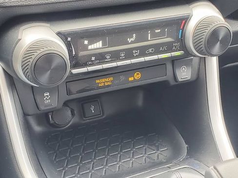 Used 2021 Toyota RAV4 LE AWD/4WD image 19