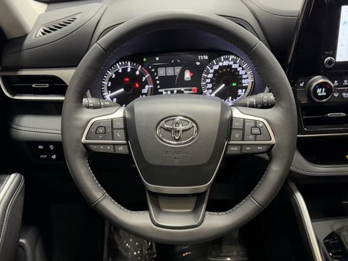 Used 2024 Toyota Highlander XLE image 17