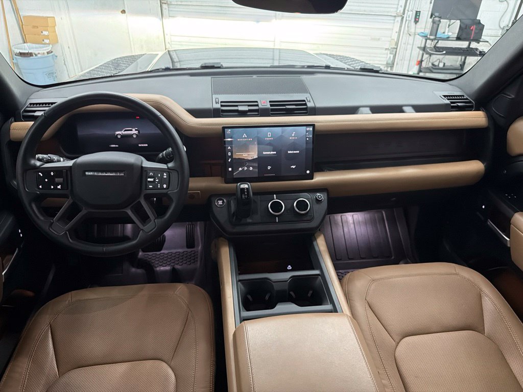 Used 2025 Land Rover Defender 110 X-Dynamic SE AWD/4WD image 24