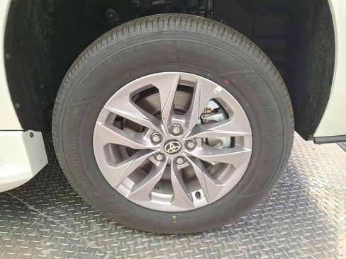 Used 2026 Toyota Sienna XLE FWD image 27