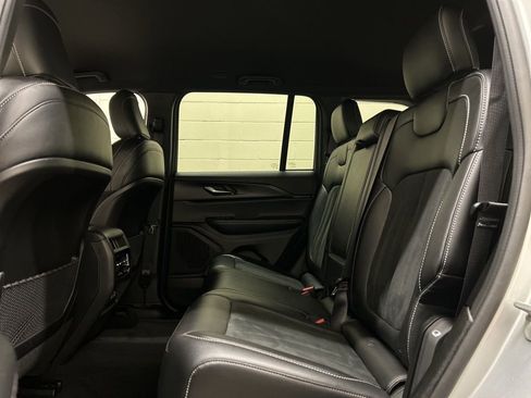 Used 2025 Jeep Grand Cherokee Altitude image 8