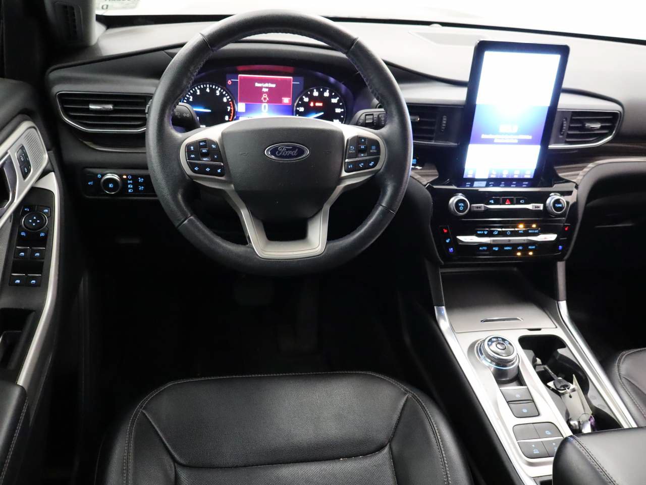 Used 2022 Ford Explorer Limited w/ Limited Technology Package RWD image 4