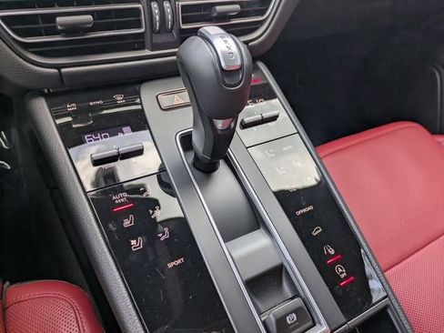 Used 2025 Porsche Macan AWD/4WD image 19