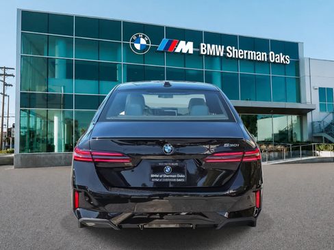 Used 2026 BMW 530i w/ M Sport Package RWD image 5