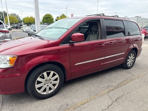 Used 2016 Chrysler Town & Country Touring FWD image 8