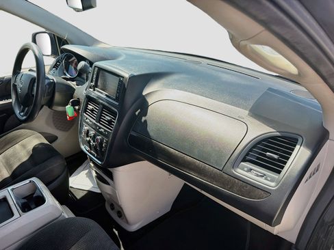 Used 2018 Dodge Grand Caravan SE w/ UConnect Hands-Free Group FWD image 32