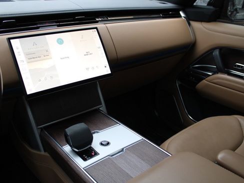 Used 2024 Land Rover Range Rover Long Wheelbase Autobiography image 19