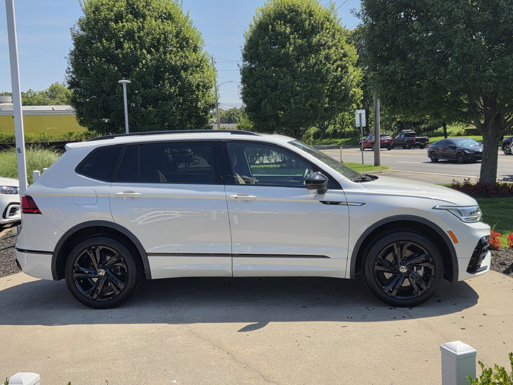 Used 2024 Volkswagen Tiguan SE R-Line AWD/4WD image 5